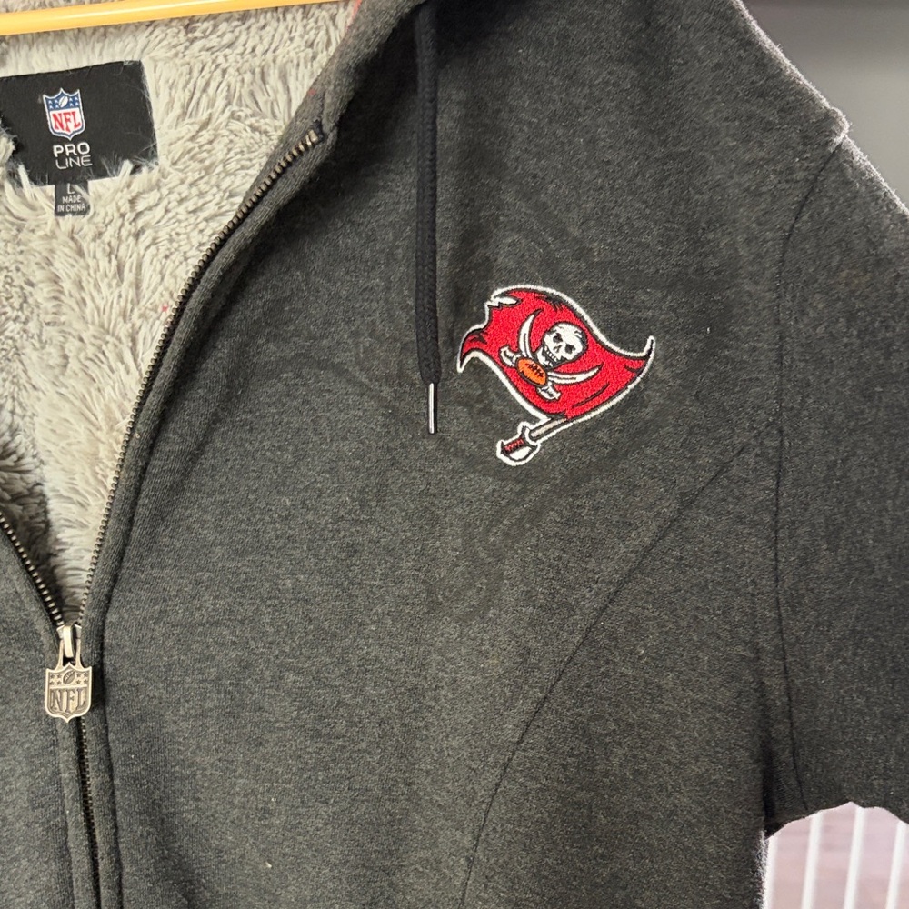 Women’s NFL Tampa Bay Buccaneers Gray and Red Fur Lined Hoodie - Picture 3 of 8
